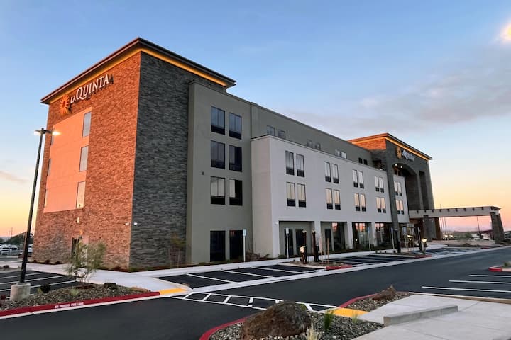 La Quinta Inn and Suites by Wyndham Lincoln