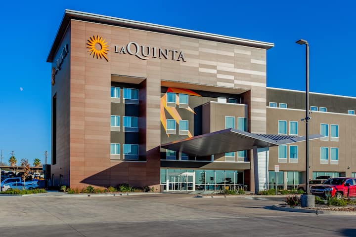 La Quinta Inn & Suites by Wyndham San Antonio Alamo City