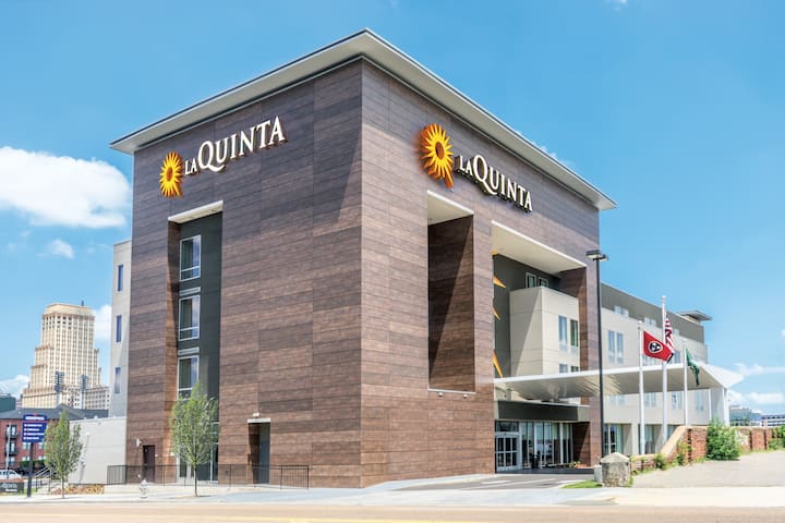 La Quinta Inn & Suites by Wyndham Memphis Downtown