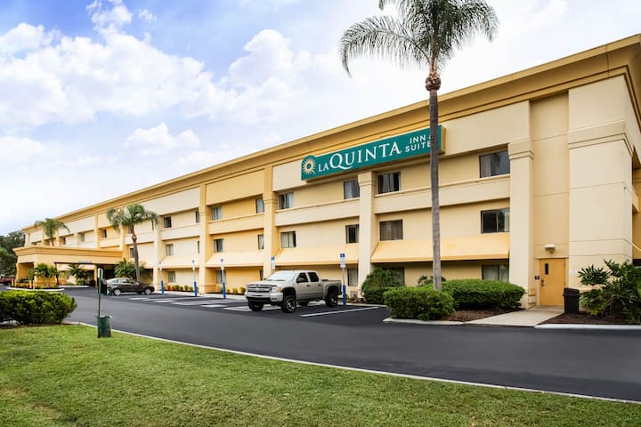 La Quinta Inn & Suites by Wyndham Tampa Fairgrounds - Casino