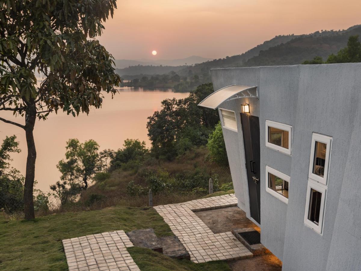 SaffronStays The Twist, Panshet - unique compact waterfront home ideal for couples