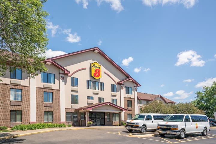 Super 8 by Wyndham Bloomington/Airport