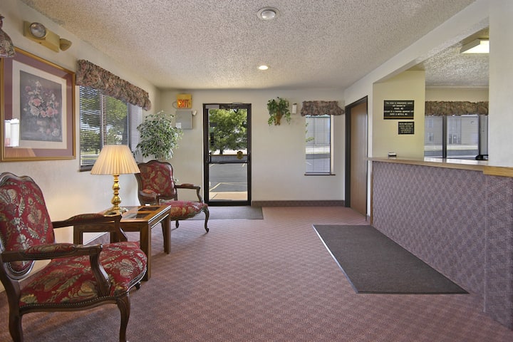 Super 8 by Wyndham Springfield North I-44