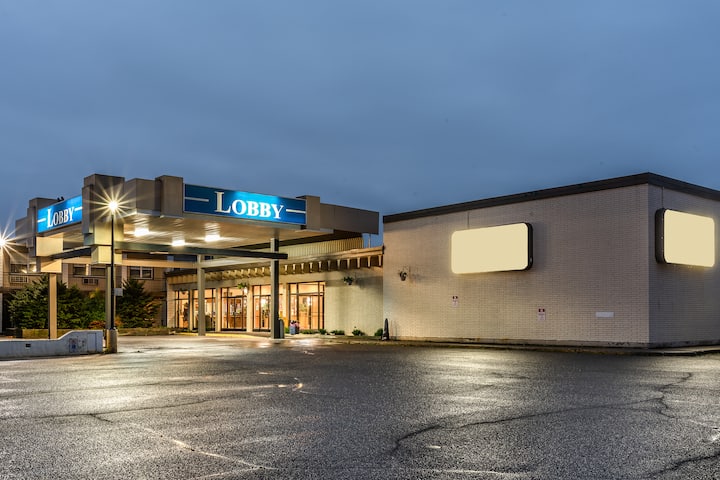Ramada by Wyndham Thunder Bay Airlane Hotel
