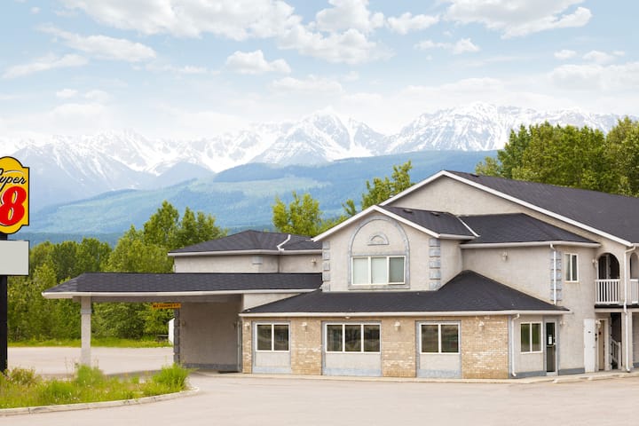 Super 8 by Wyndham Golden