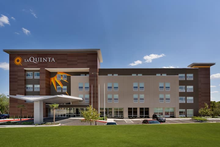 La Quinta Inn & Suites by Wyndham San Antonio Seaworld/LAFB