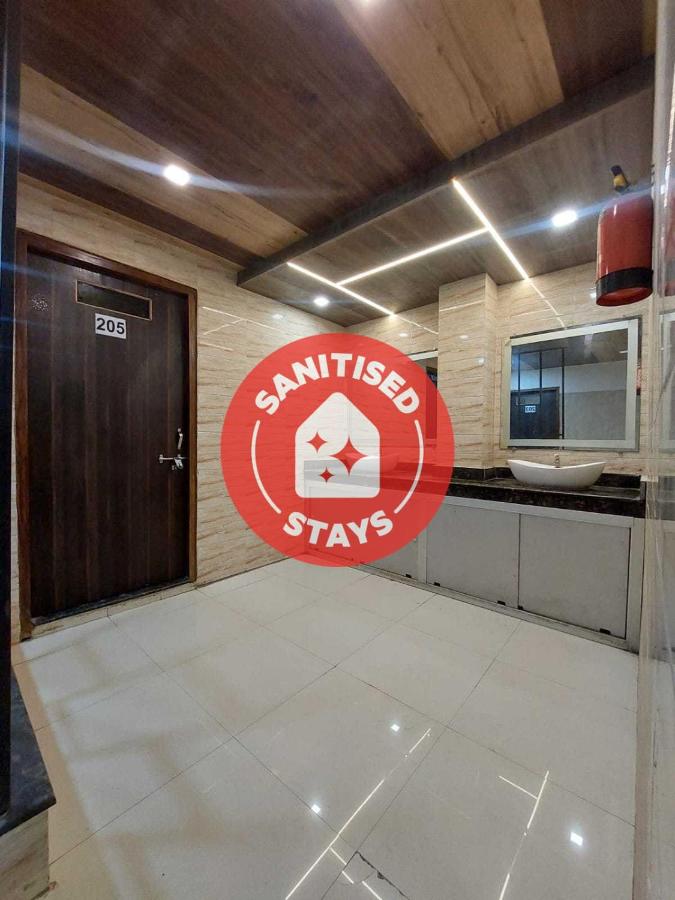 OYO 700700 Rajeswari Continental