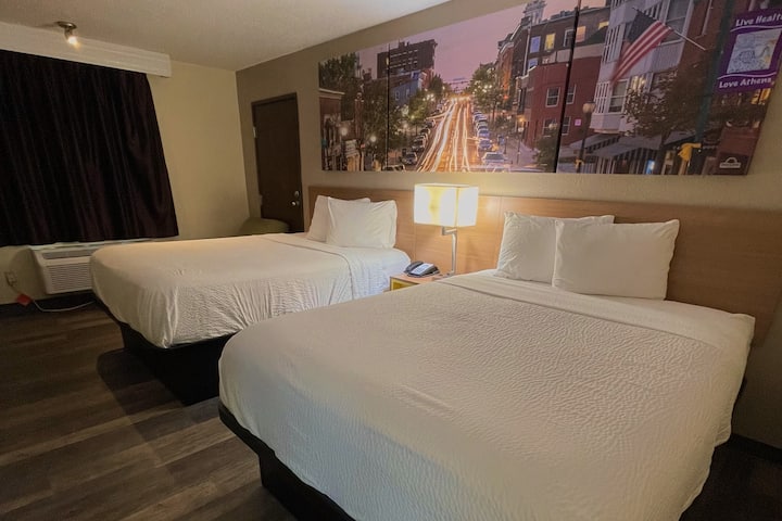 Days Inn & Suites by Wyndham Kaukauna WI