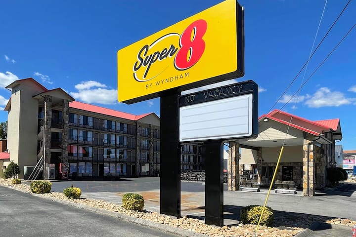 Super 8 by Wyndham Pigeon Forge Downtown