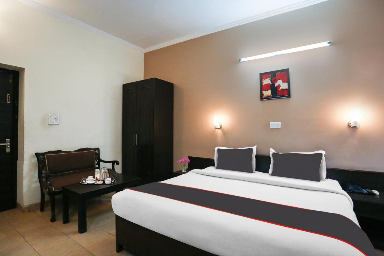 Collection O 806791 Hotel Doves Inn