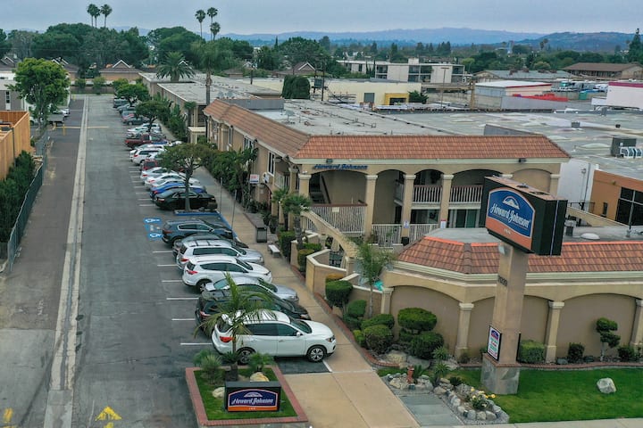 Howard Johnson by Wyndham Buena Park