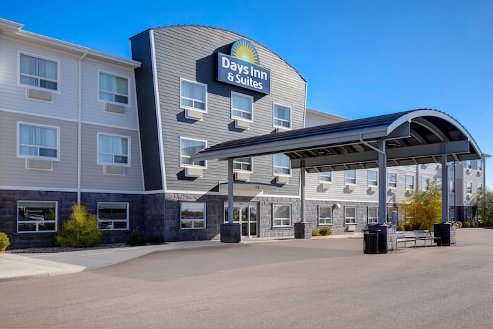 Days Inn & Suites by Wyndham Warman