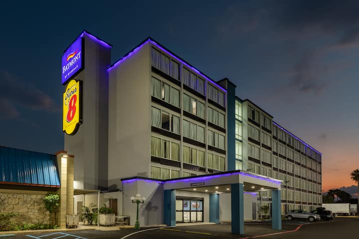 Super 8 by Wyndham Laredo