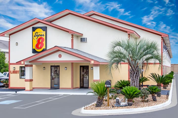 Super 8 by Wyndham Douglas