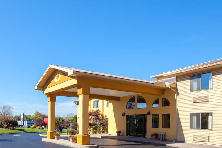 Super 8 by Wyndham Liverpool/Clay/Syracuse Area