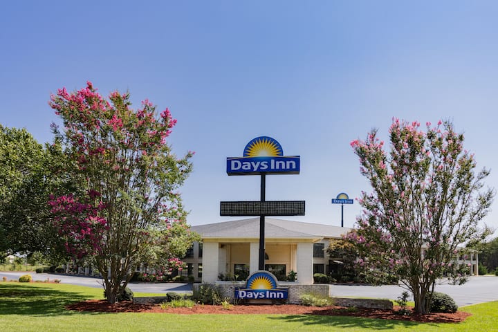 Days Inn by Wyndham Spartanburg Waccamaw
