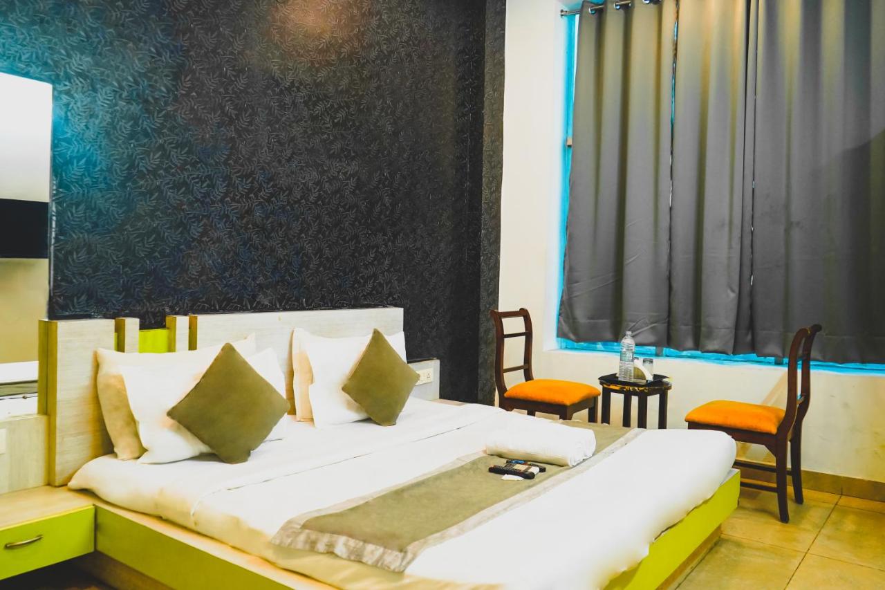 Hotel Cladis - Noida Sector 15