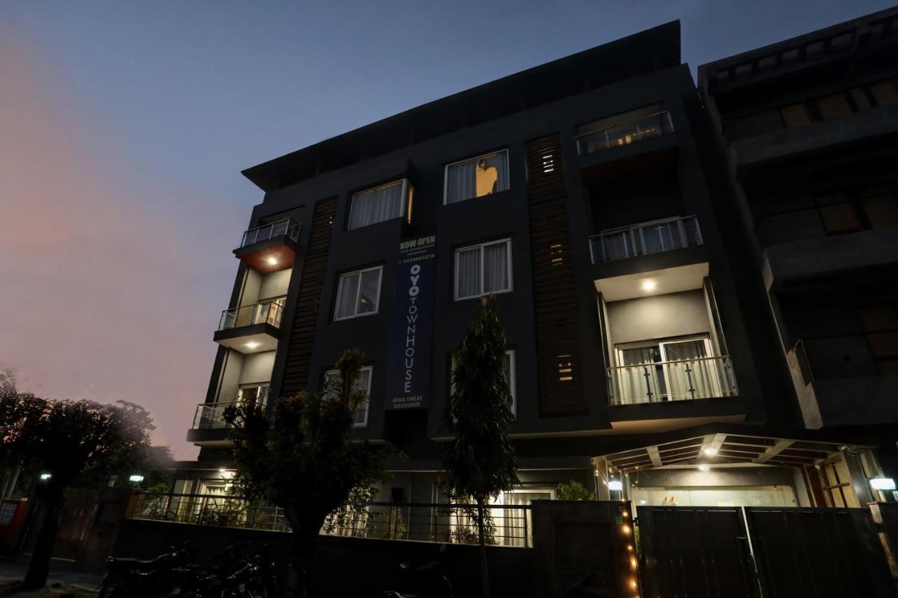 Townhouse 581 Noida Sector 122