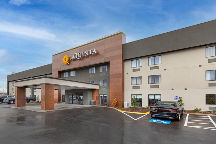 La Quinta Inn & Suites by Wyndham Nashville Airport