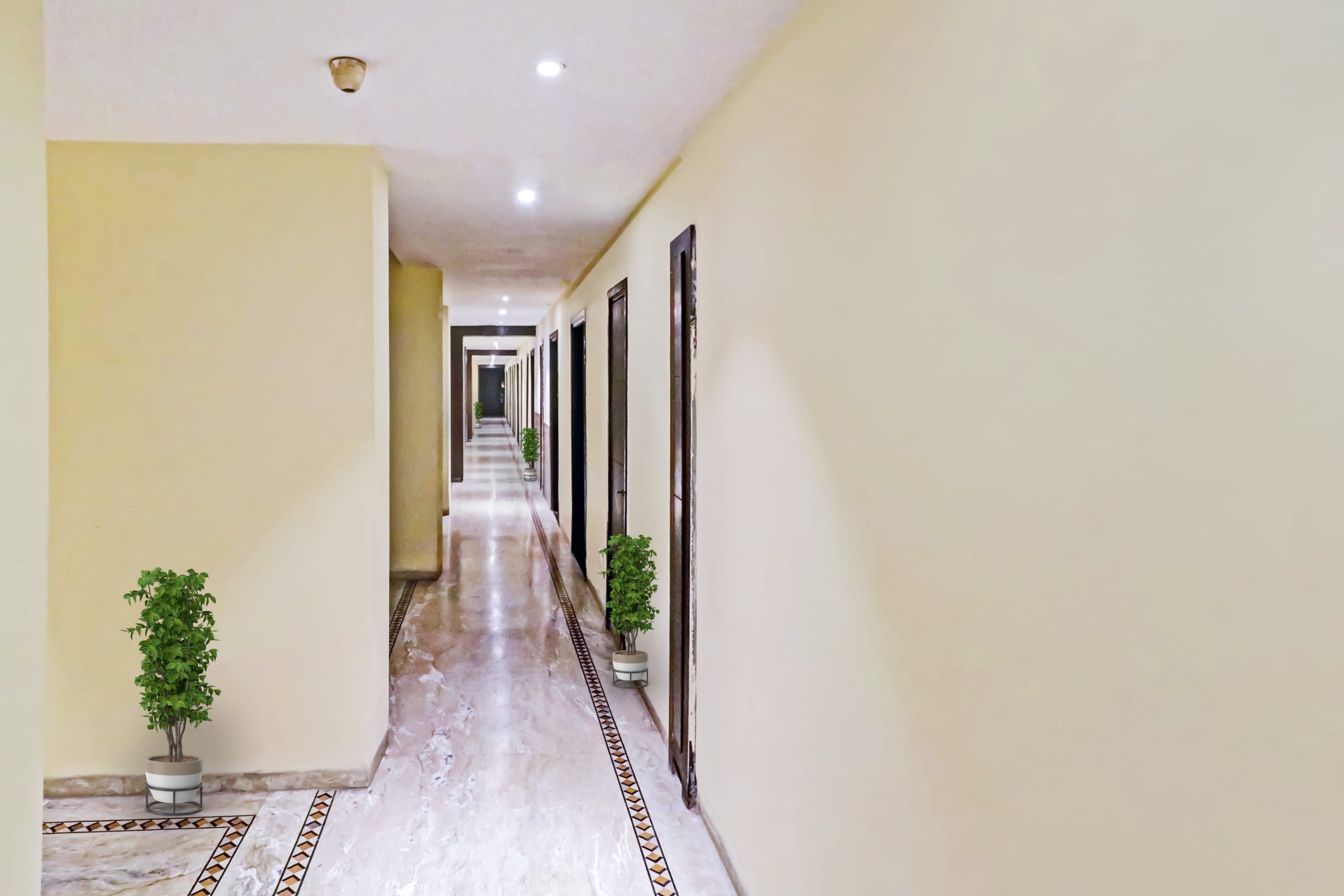 OYO 90654 Hotel Grand Luxury