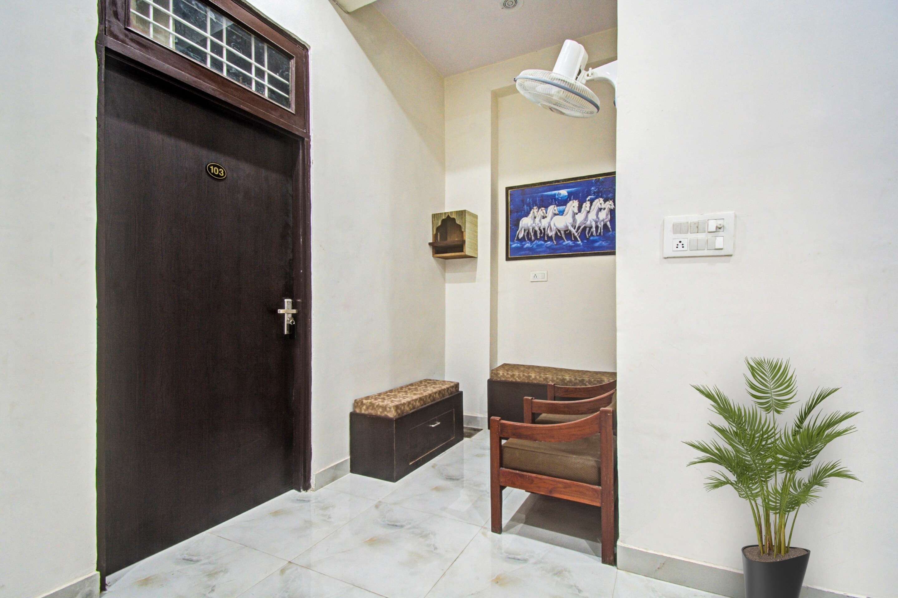 Capital O 88886 Hotel Apple Inn