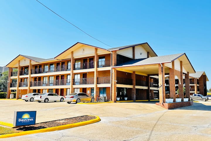 Days Inn & Suites by Wyndham Bossier City/Casino Area
