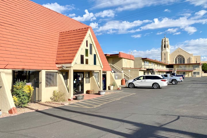 Super 8 by Wyndham Albuquerque Downtown