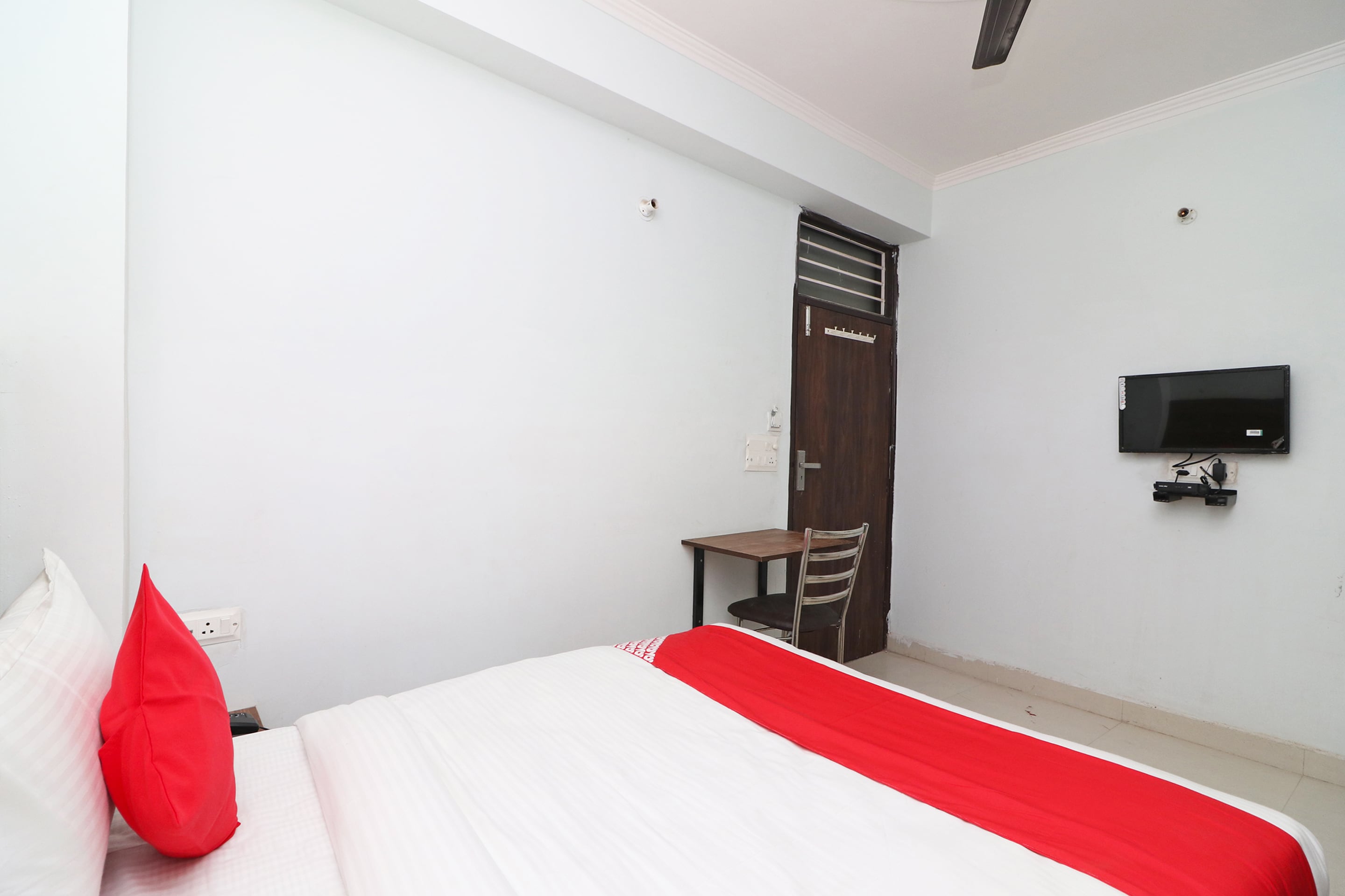 OYO Flagship 39600 Sathguru Residency