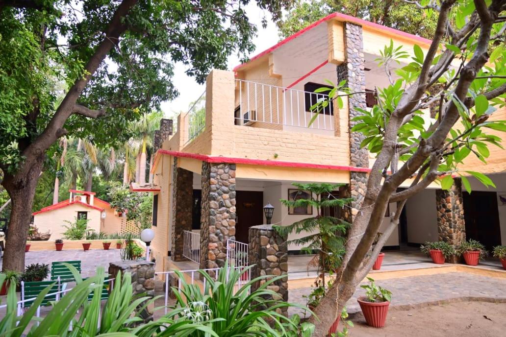 Leopard Lair Ananta Express, Bera