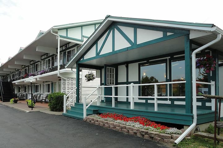 Super 8 by Wyndham Gananoque Country Squire Resort