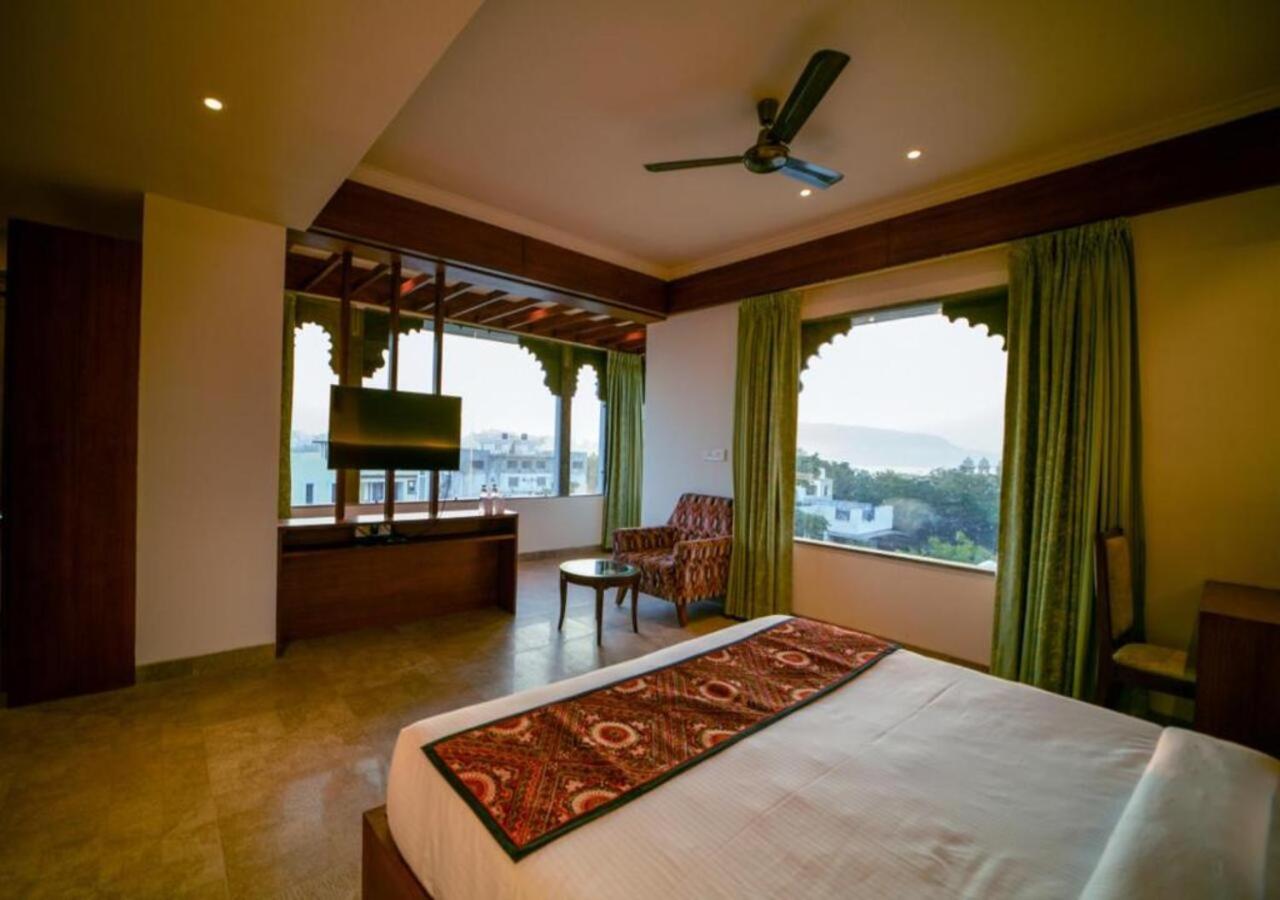 The Ramvilas - A Rooftop Pichola Lake View Hotel