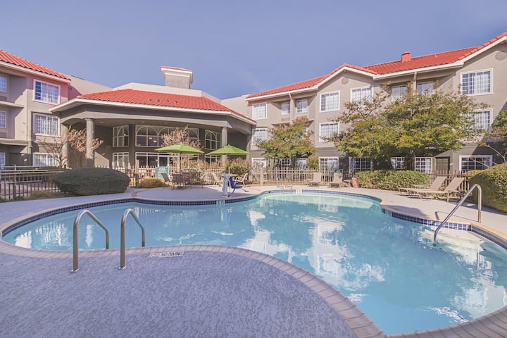 La Quinta Inn & Suites by Wyndham Austin Near The Domain