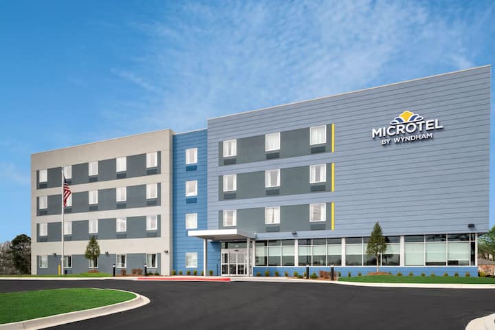 Microtel Inn & Suites by Wyndham Hot Springs