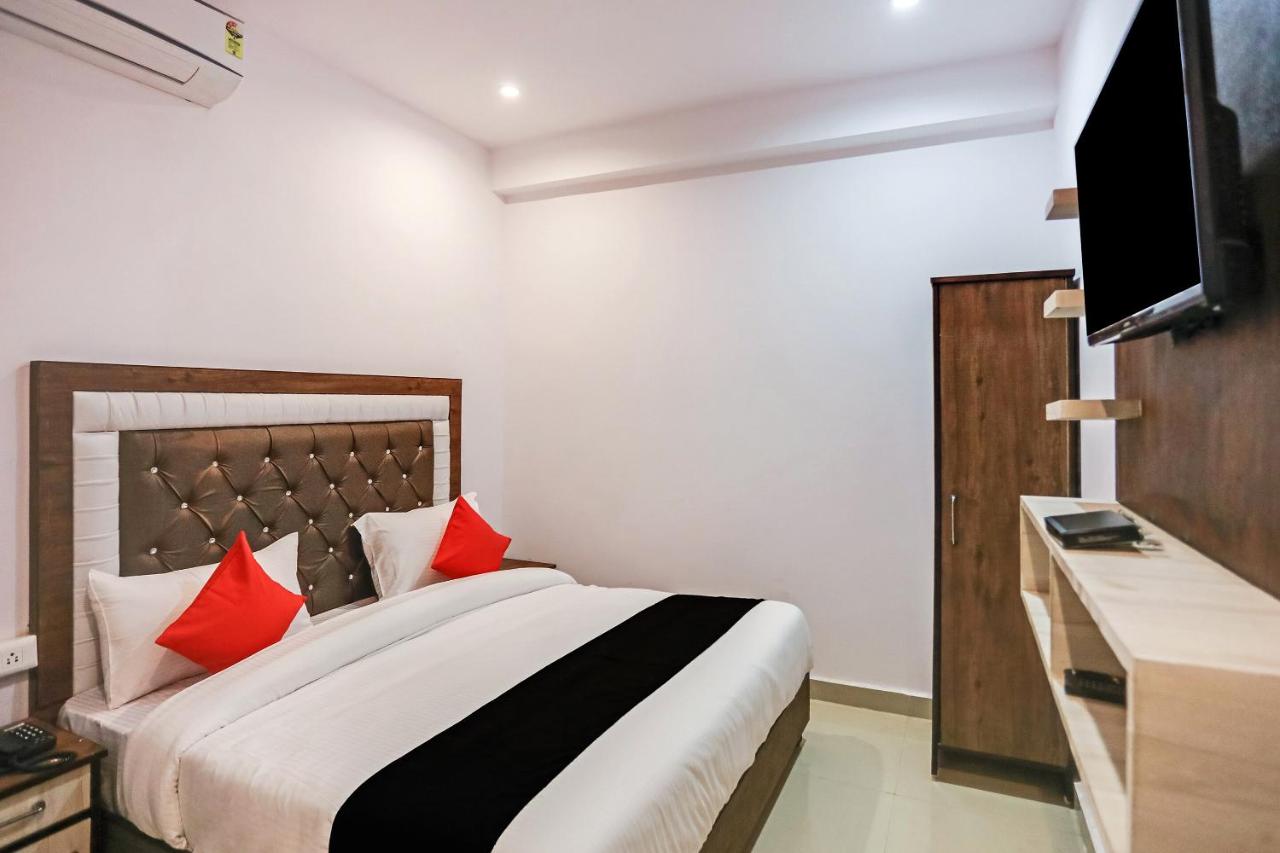 Capital O 76792 Golden Stone