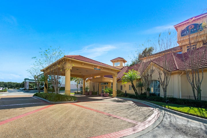 La Quinta Inn & Suites by Wyndham USF (Near Busch Gardens)