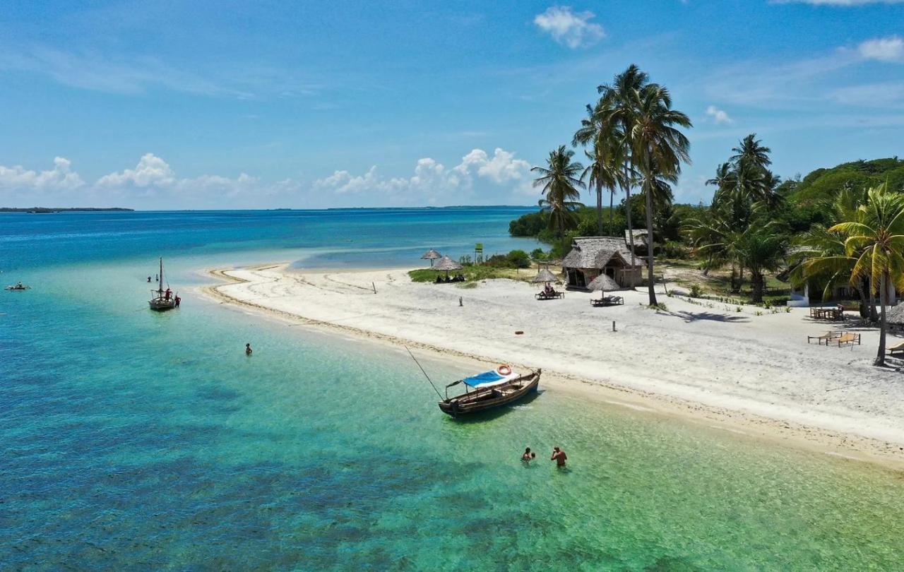 Basecamp Mafía Island