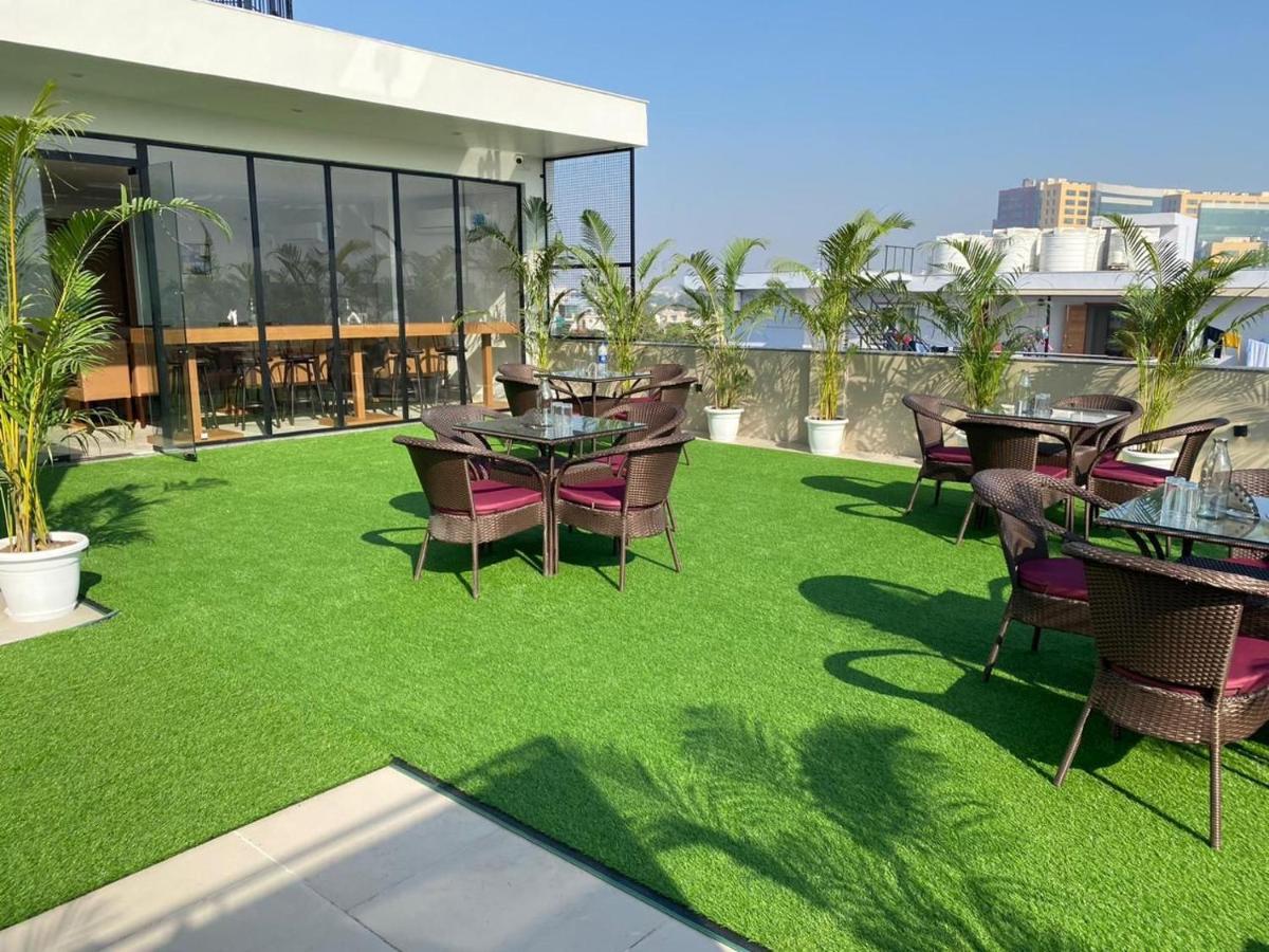 Saltstayz Select - Unitech Cyber Park