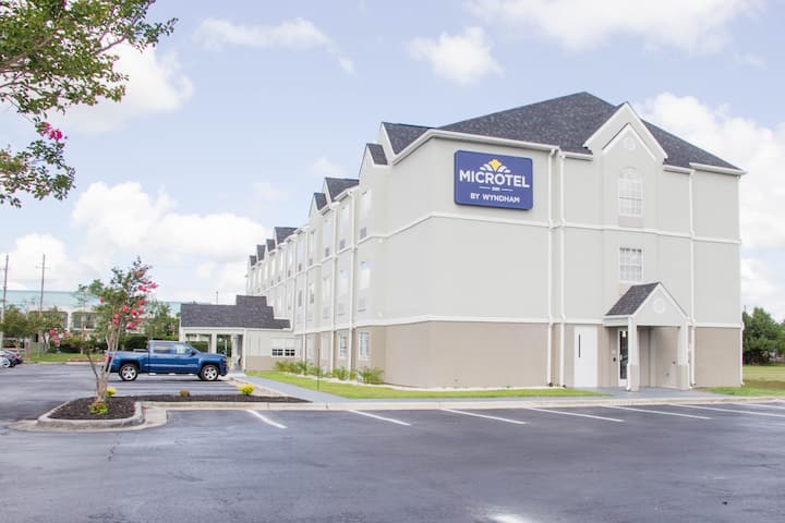 Microtel Inn & Suites by Wyndham Camp Lejeune/Jacksonville
