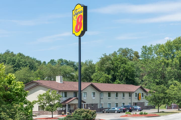 Super 8 by Wyndham Delmont