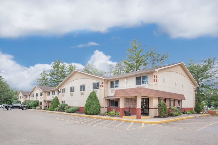 Super 8 by Wyndham Queensbury Glens Falls/Lake George Area