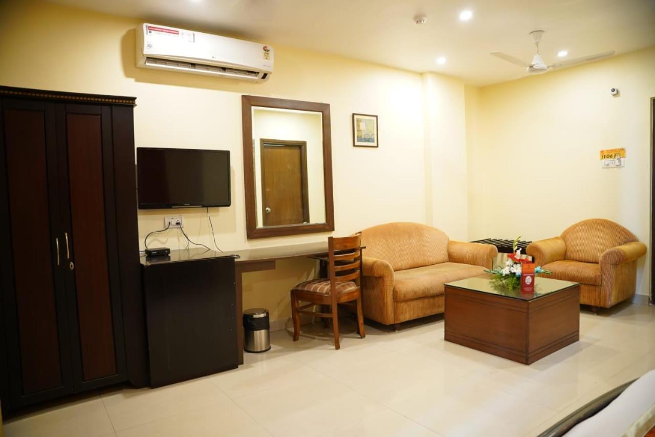 THE GRAND PLAZA HOTEL