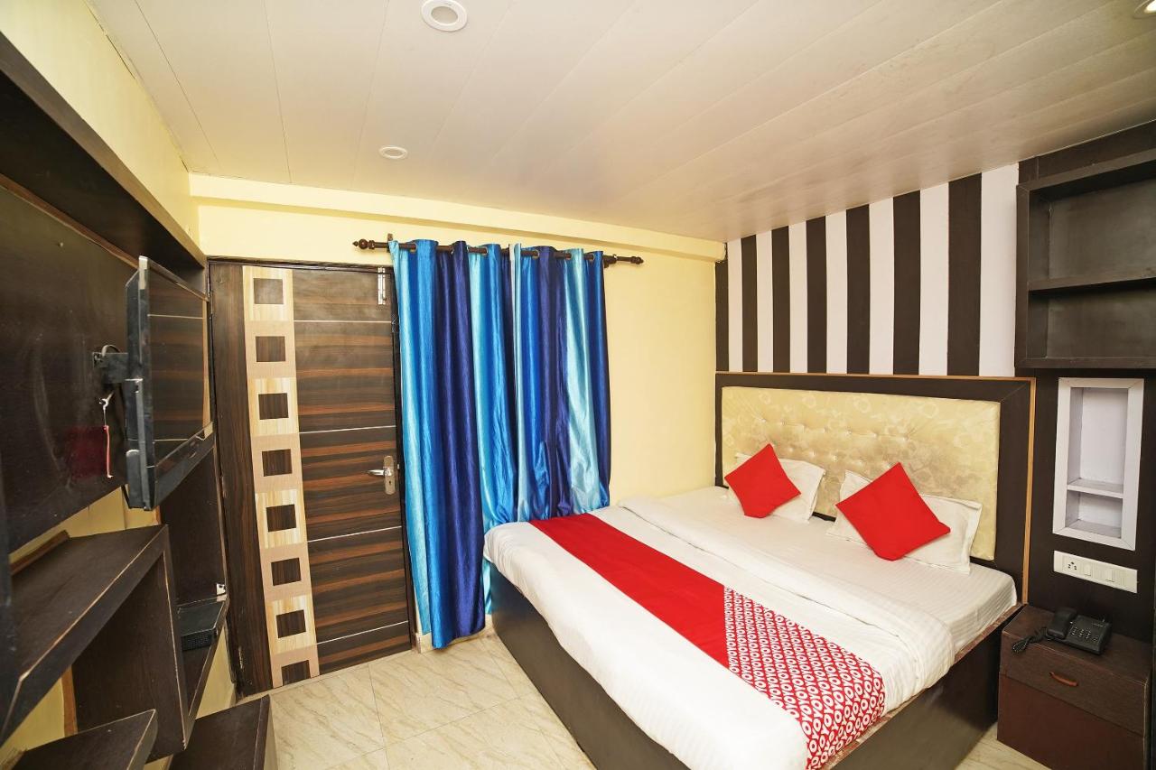 Vaccinated Staff - OYO 8594 Golden Nest