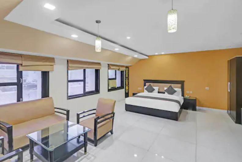 Downtown Travelodge - Blue Moon