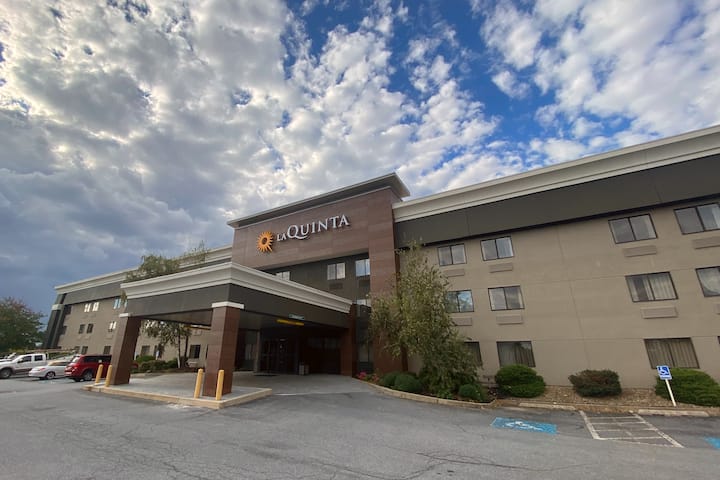 La Quinta Inn & Suites by Wyndham Harrisburg Airport Hershey
