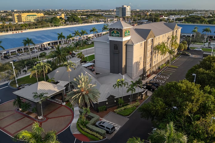 La Quinta Inn & Suites by Wyndham Miami Airport West