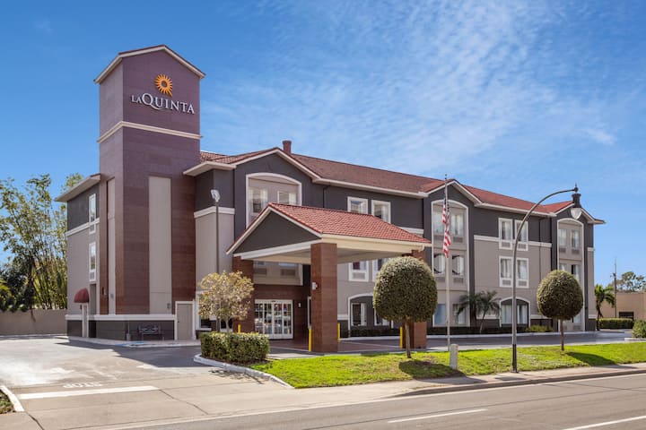 La Quinta Inn & Suites by Wyndham - Tampa South