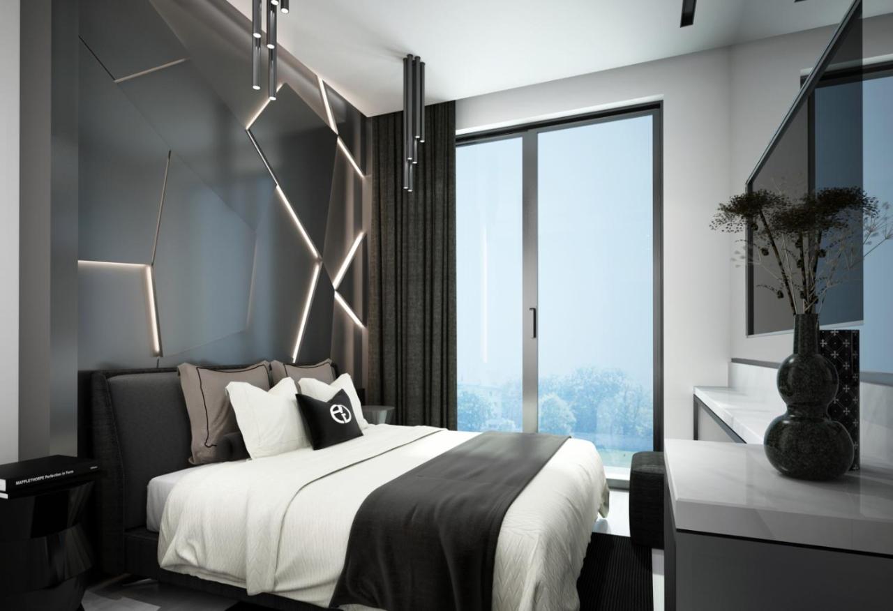 Lucky Monkey Midi Hotel