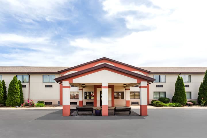 Super 8 by Wyndham Plymouth